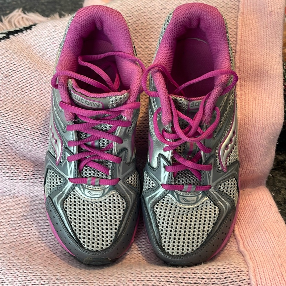 Very clean worn a few times - girls Saucony Cohesion pink and grey